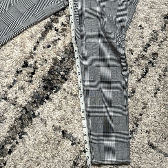 Banana Republic Black and White Ankle Cropped Pants - Picture 5 of 6